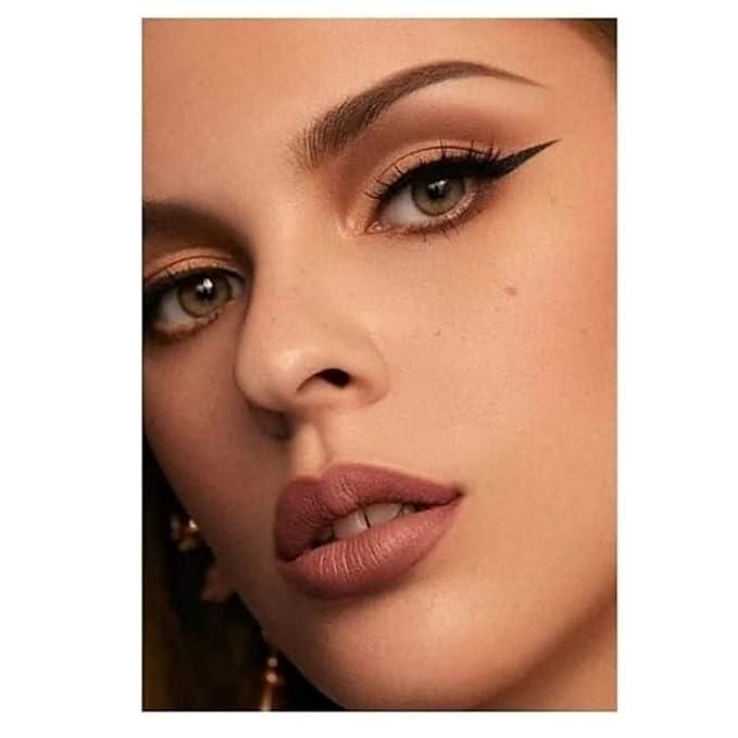 Close-up of model wearing soft matte lip color from luxury liquid lipstick set by fupei2-e5